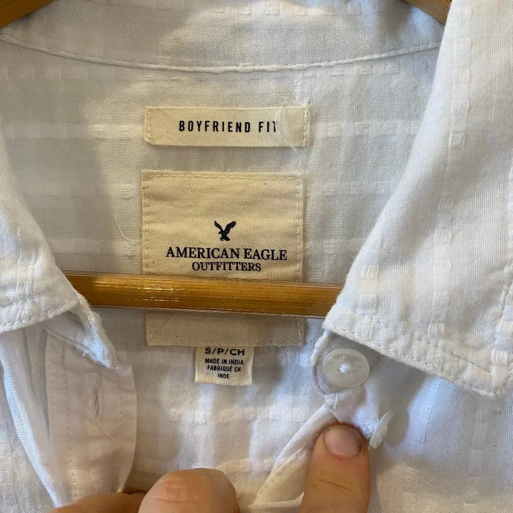 American Eagle Outfitters Boyfriend Fit long-sleeved button front top in size S - Picture 2 of 3